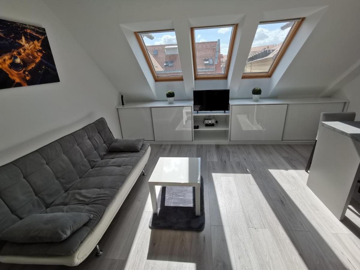 Antracit Apartman - Free Parking Pécs Exteriör bild