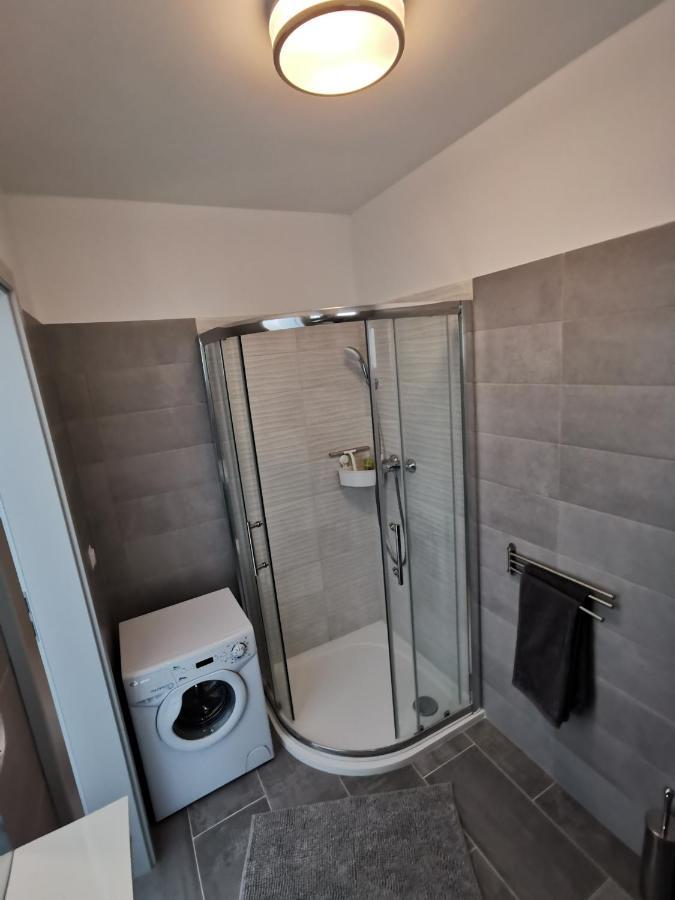 Antracit Apartman - Free Parking Pécs Exteriör bild