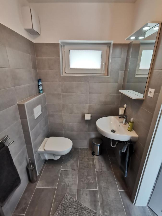 Antracit Apartman - Free Parking Pécs Exteriör bild